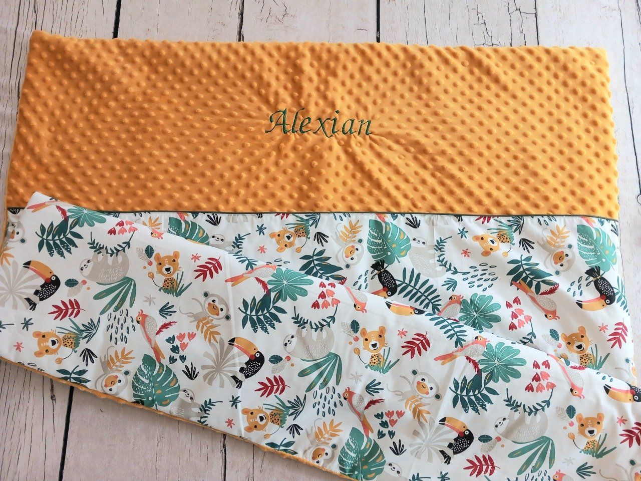 Couverture motifs JUNGLE sur fond BLANC pour bébé personnalisable en coton  - Minky