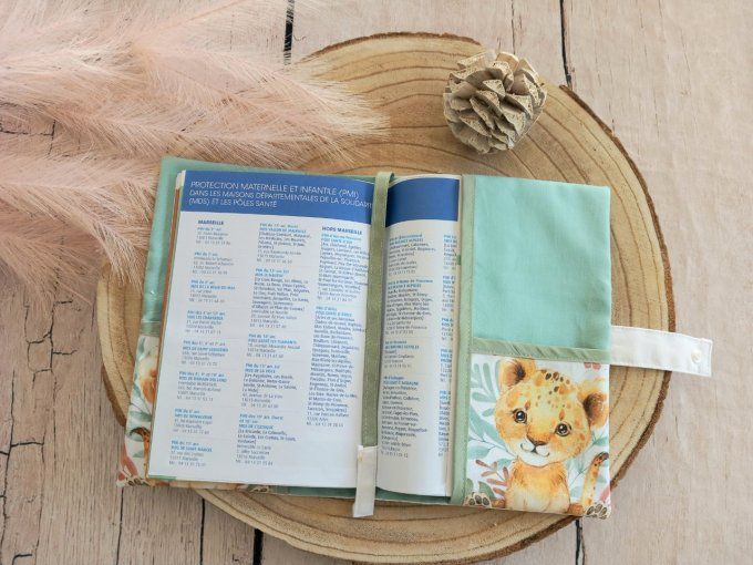 Protège carnet de santé lion fleur / vert clair