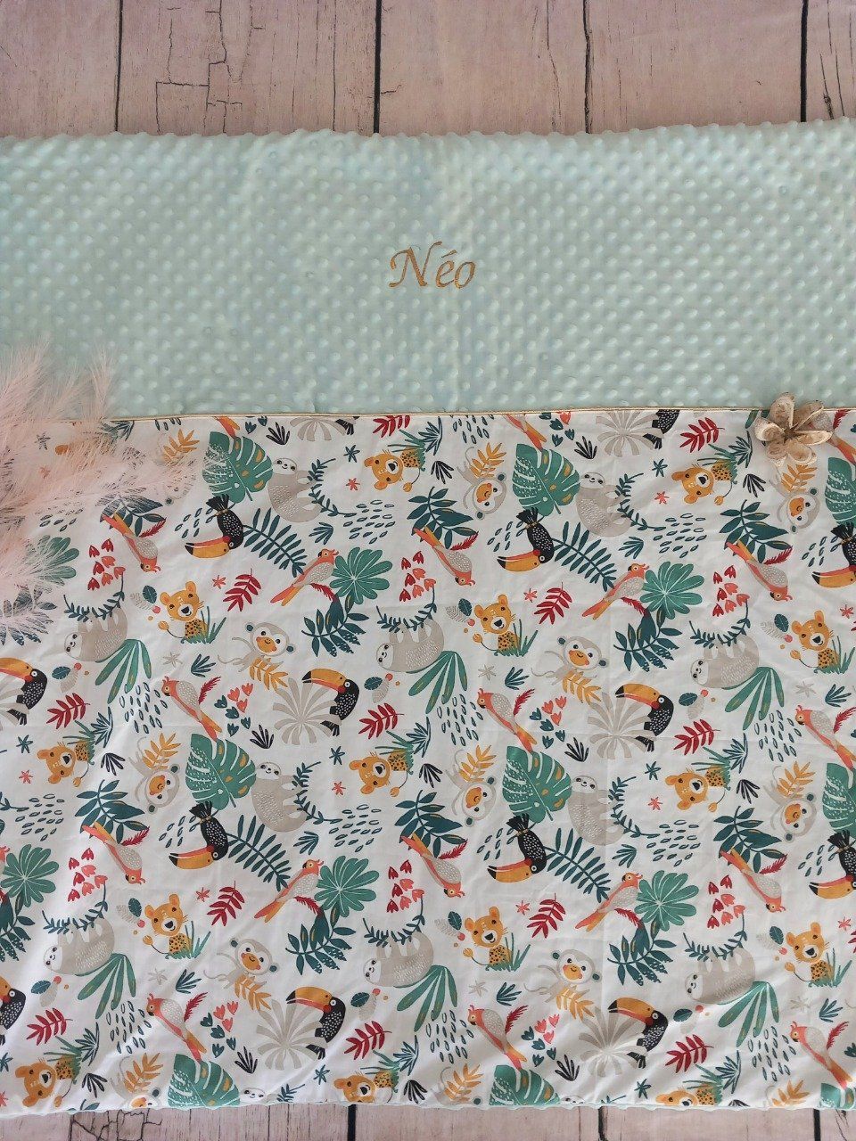 Couverture motifs JUNGLE sur fond BLANC pour bébé personnalisable en coton  - Minky