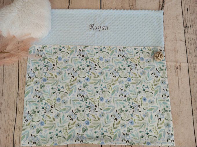 Couverture personnalisée bébé fleurs bleues / minky bleu clair