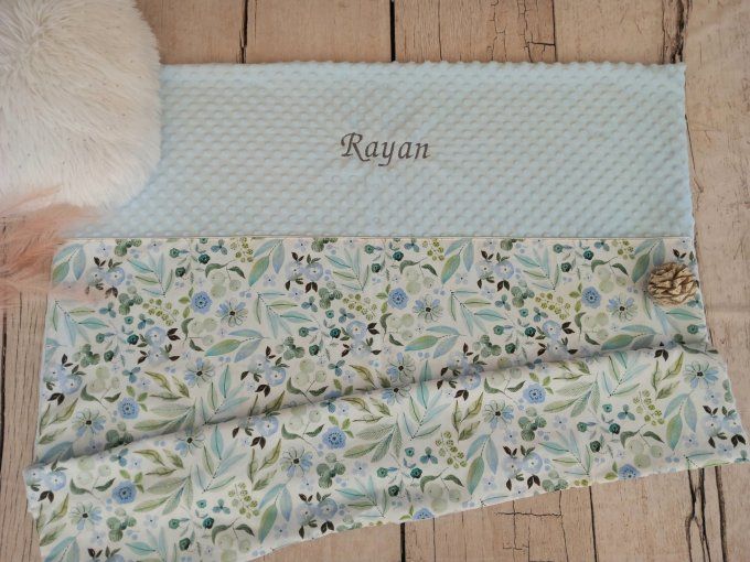 Couverture personnalisée bébé fleurs bleues / minky bleu clair