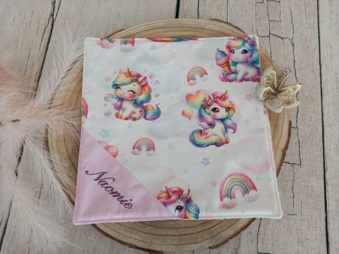 Serviette de table 30 x 30 cm licorne / uni rose clair / prénom violet