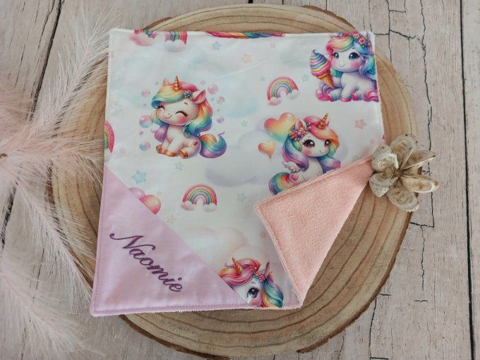 Serviette de table 30 x 30 cm licorne / uni rose clair / prénom violet