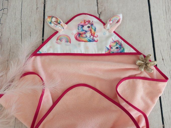 Cape de bain licorne / micro-éponge rose / liseré rose foncé