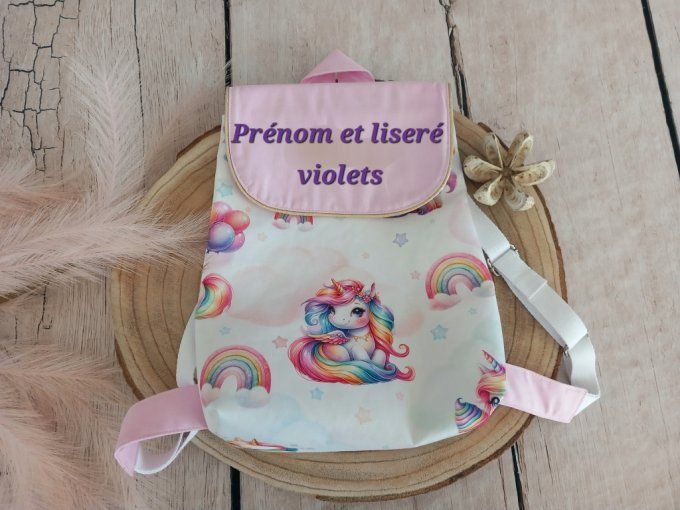 Sac à dos enfant licorne / rabat uni rose clair / prénom violet
