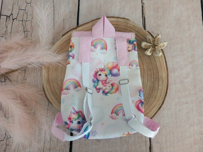 Sac à dos enfant licorne / rabat uni rose clair / prénom doré