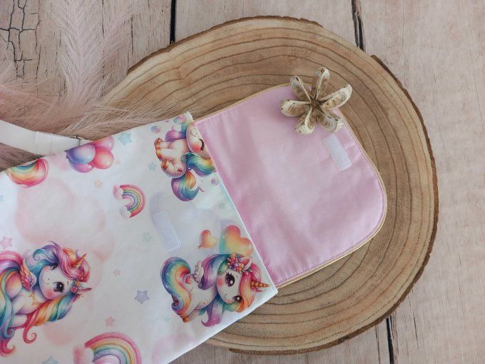Sac à dos enfant licorne / rabat uni rose clair / prénom doré