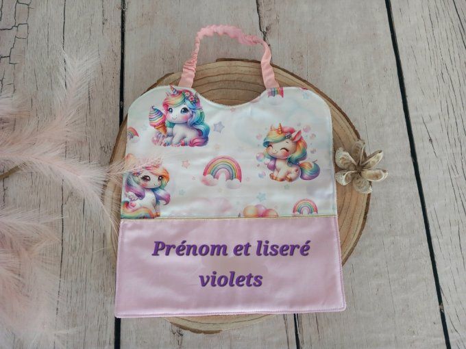 Grand bavoir élastique prénom licorne / uni rose clair / prénom violet