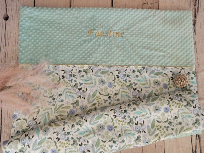 Couverture personnalisée bébé fleurs bleues / minky vert clair