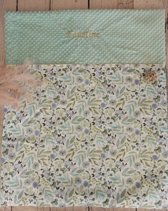 Couverture personnalisée bébé fleurs bleues / minky vert clair