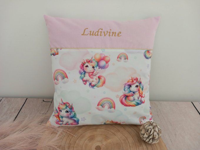 Coussin et housse personnalisée licorne / uni rose clair / prénom doré