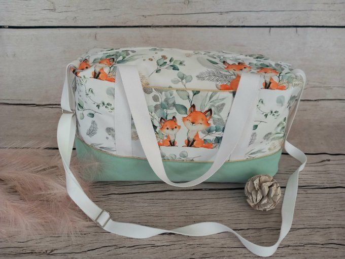 Sac à langer renards eucalyptus / tissu uni vert clair / prénom doré