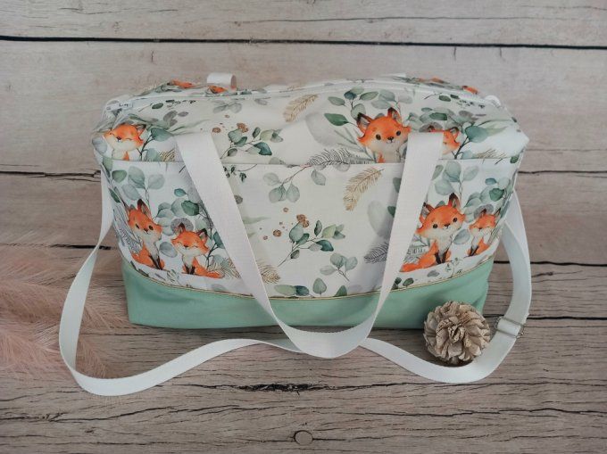 Sac à langer renards eucalyptus / tissu uni vert clair / prénom doré