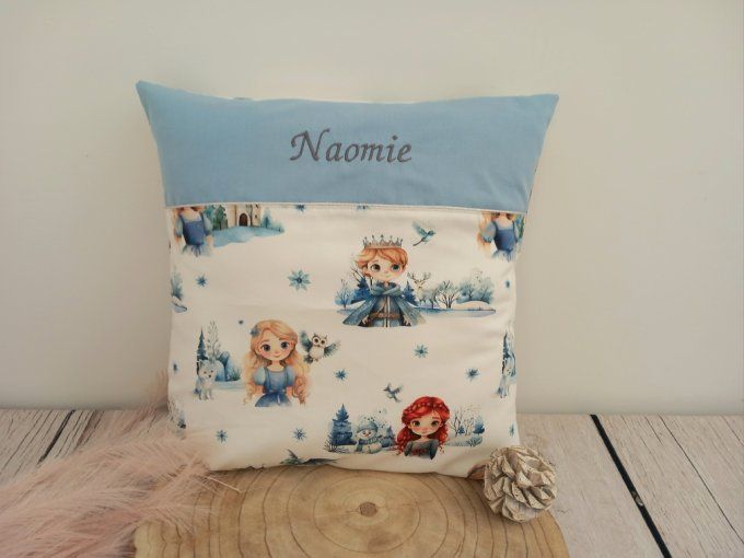 Coussin et housse personnalisée princesses / uni bleu clair