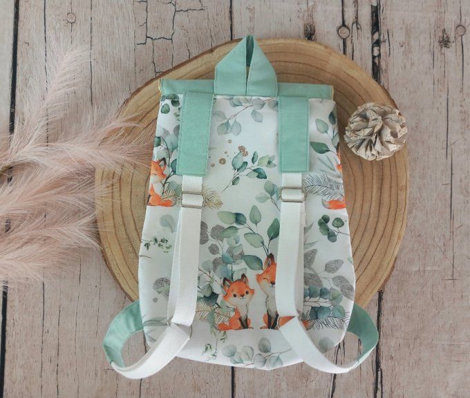 Sac à dos enfant renards eucalyptus / rabat uni vert clair / prénom doré
