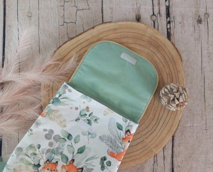 Sac à dos enfant renards eucalyptus / rabat uni vert clair / prénom doré