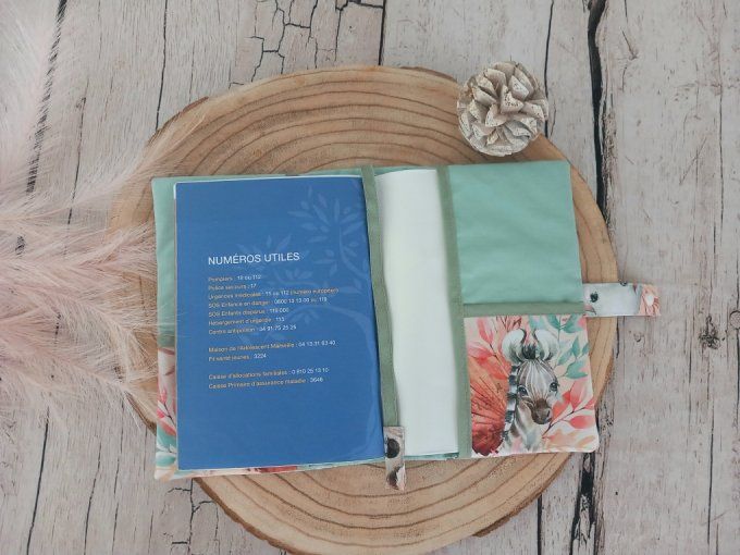 Protège carnet de santé animaux marrons / uni vert clair
