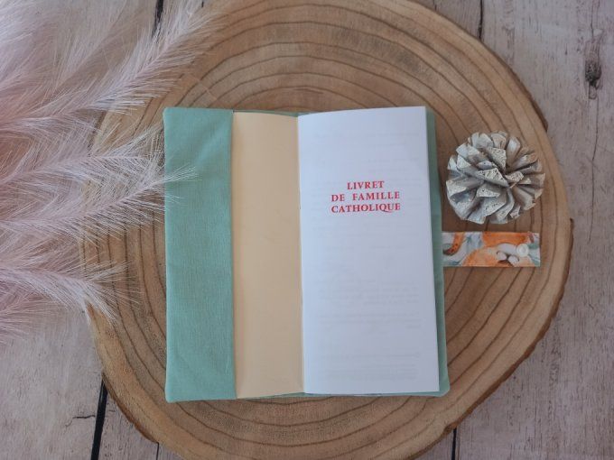 Protège livret de famille lion fleur / uni vert clair