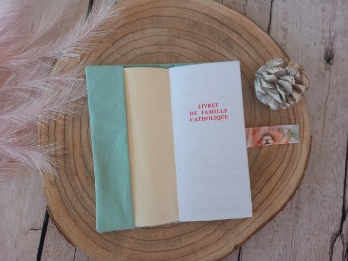 Protège livret de famille lion boho / uni vert clair