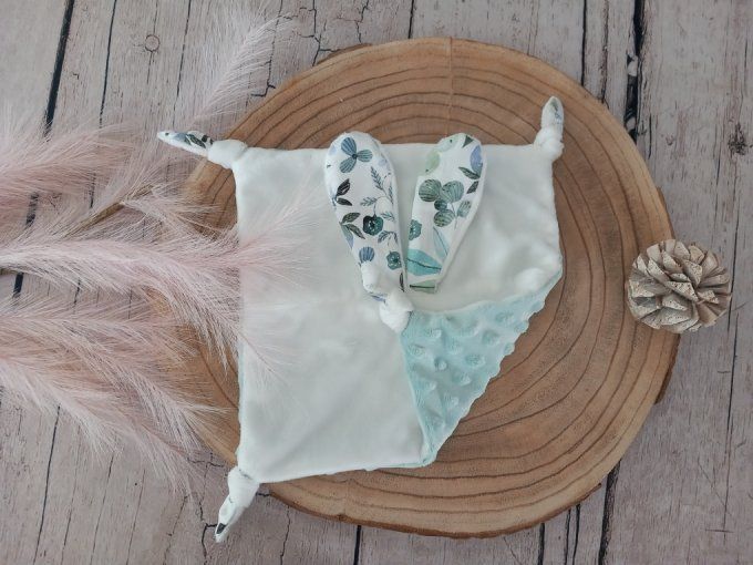 Doudou lapin fleurs bleues / minky vert clair