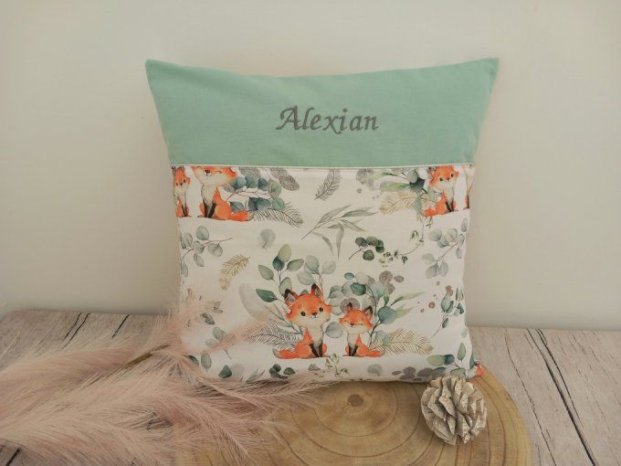 Coussin et housse personnalisée 40 x 40 cm renards eucalyptus / uni vert clair / prénom gris