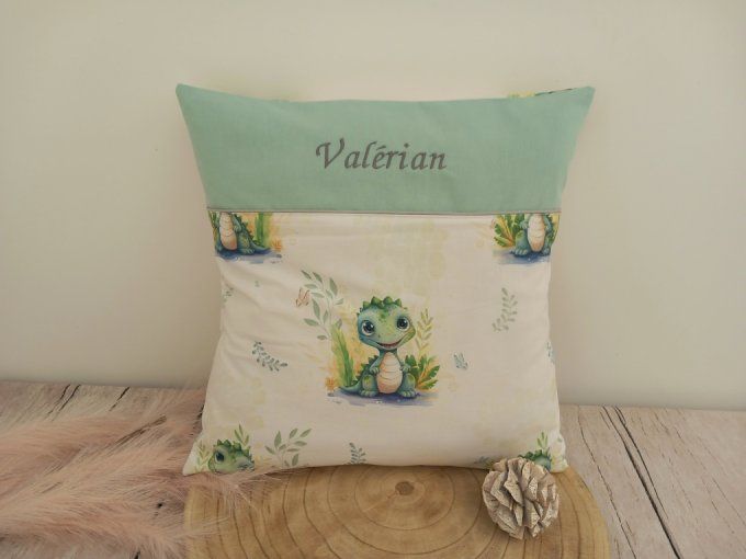 Coussin et housse personnalisée 40 x 40 cm crocodile / uni vert clair