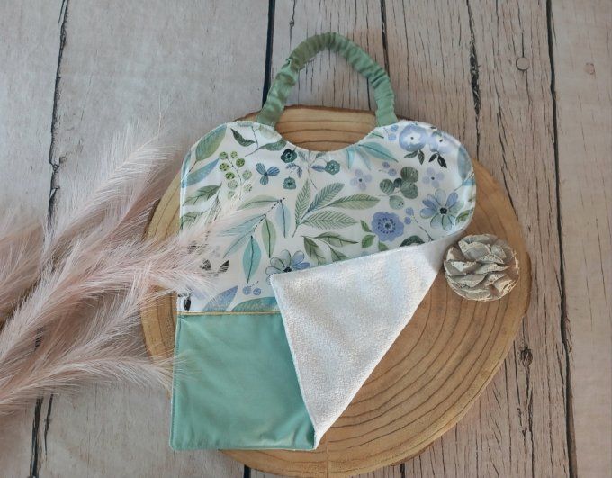 Grand bavoir élastique fleurs bleues / uni vert clair