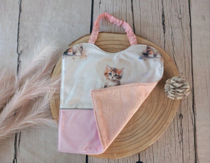 Grand bavoir élastique chat / uni rose clair