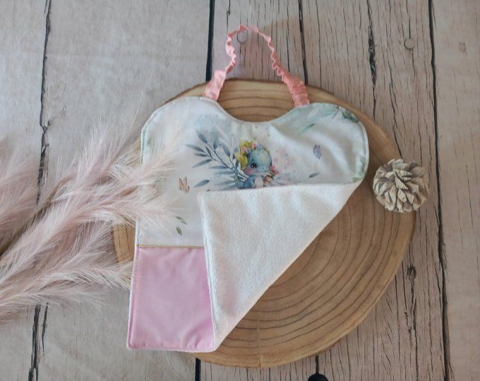 Grand bavoir élastique prénom dragons / uni rose clair
