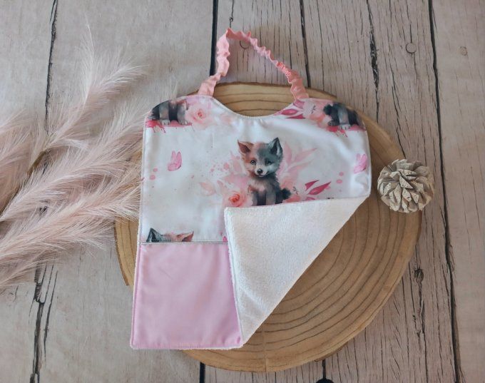 Grand bavoir élastique prénom louve / uni rose clair