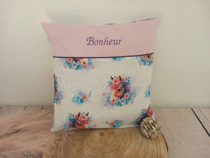 Coussin et housse personnalisée 40 x 40 cm cheval / uni rose clair