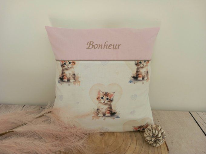 Coussin et housse personnalisée 40 x 40 cm chat / uni rose clair