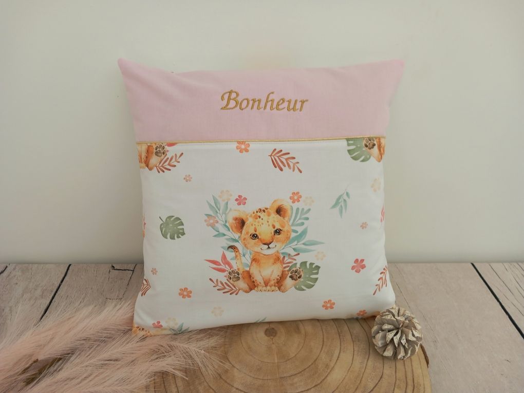 Coussin et housse personnalisée 40 x 40 cm lion fleur / uni rose clair