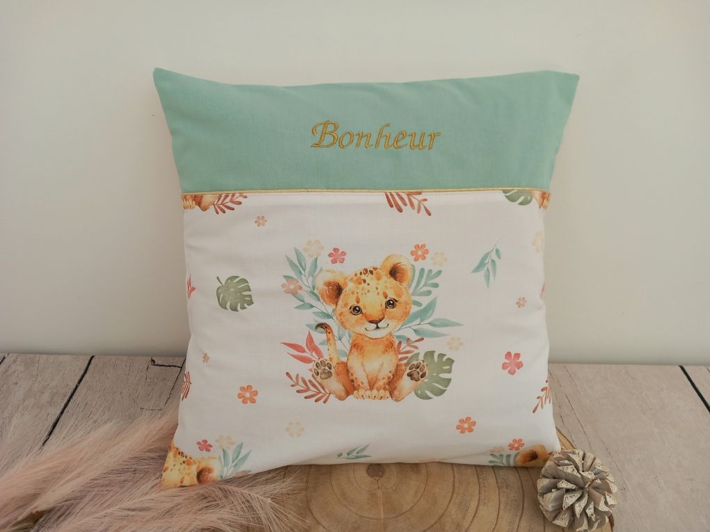 Coussin et housse personnalisée 40 x 40 cm lion fleur / uni vert clair