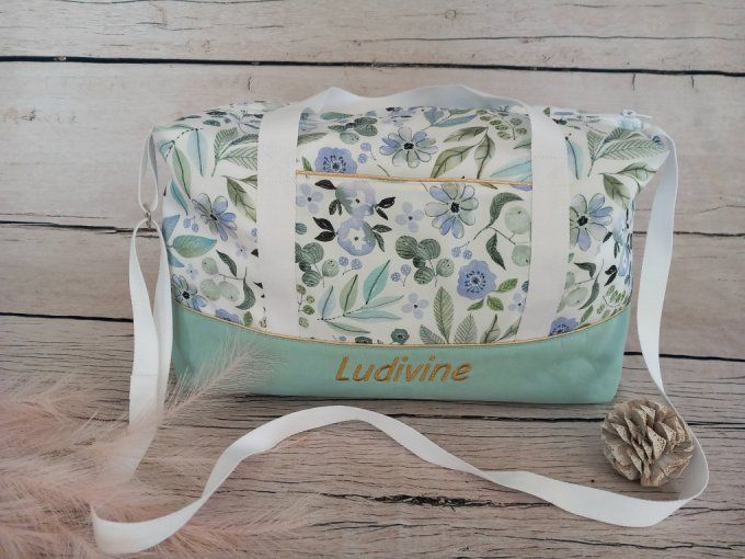Sac à langer fleurs bleues / tissu uni vert clair