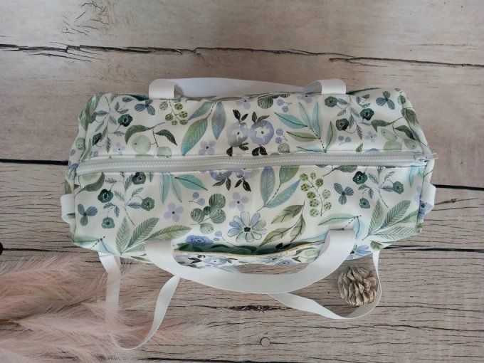 Sac à langer fleurs bleues / tissu uni vert clair