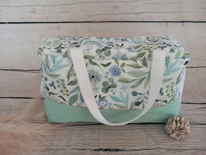Sac à langer fleurs bleues / tissu uni vert clair