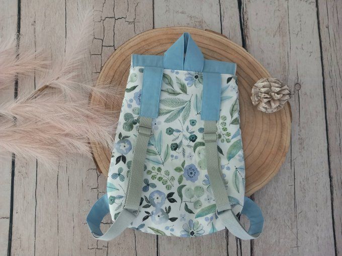Sac à dos enfant fleurs bleues / rabat uni bleu clair