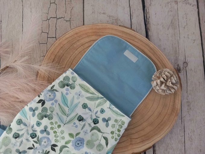 Sac à dos enfant fleurs bleues / rabat uni bleu clair