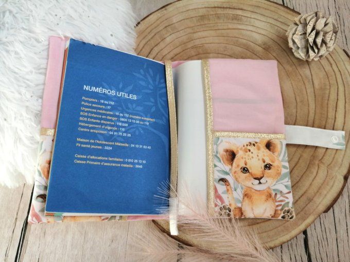 Protège carnet de santé lion fleur / rose clair