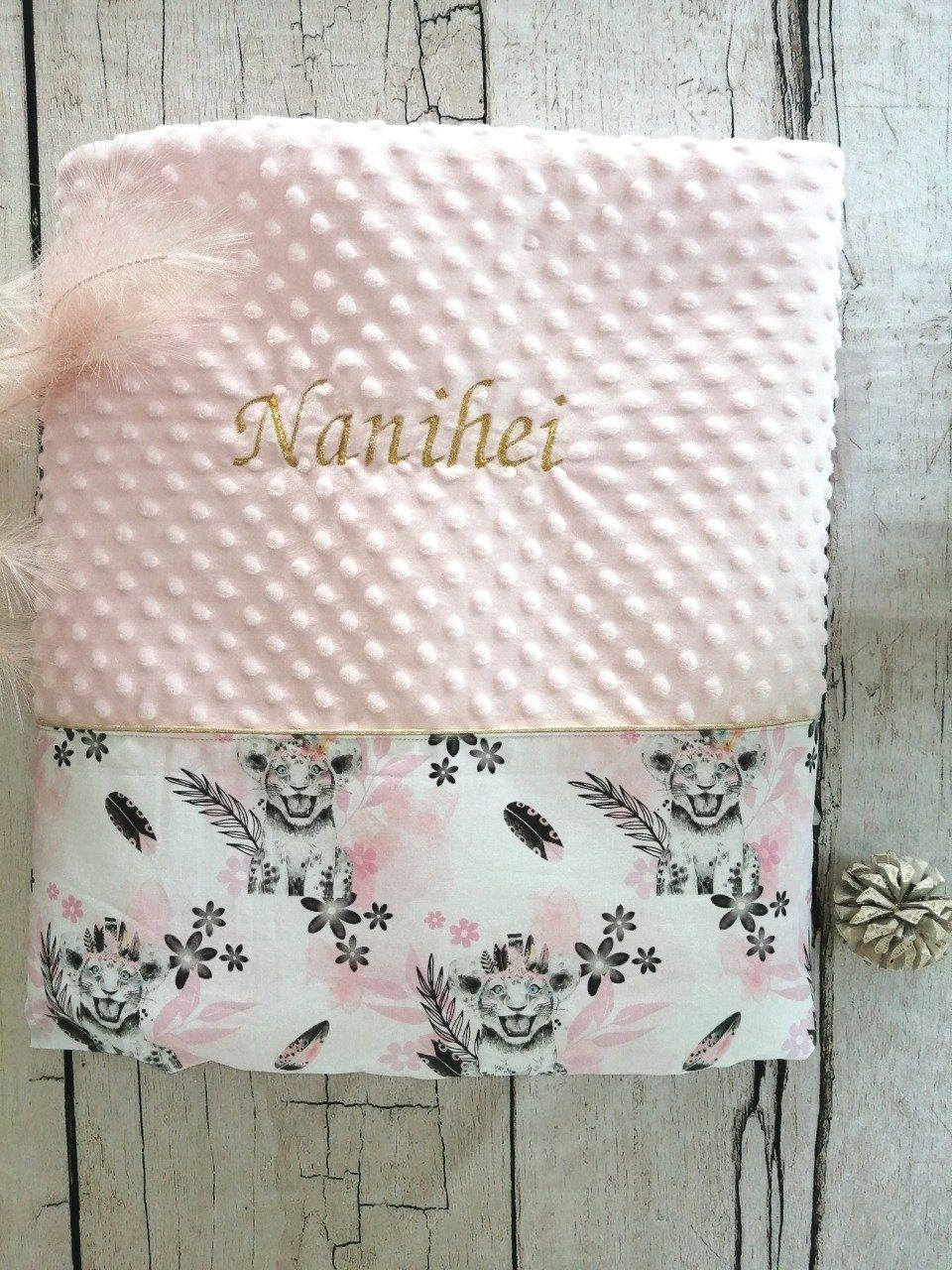 Couverture personnalisée bébé lion rose