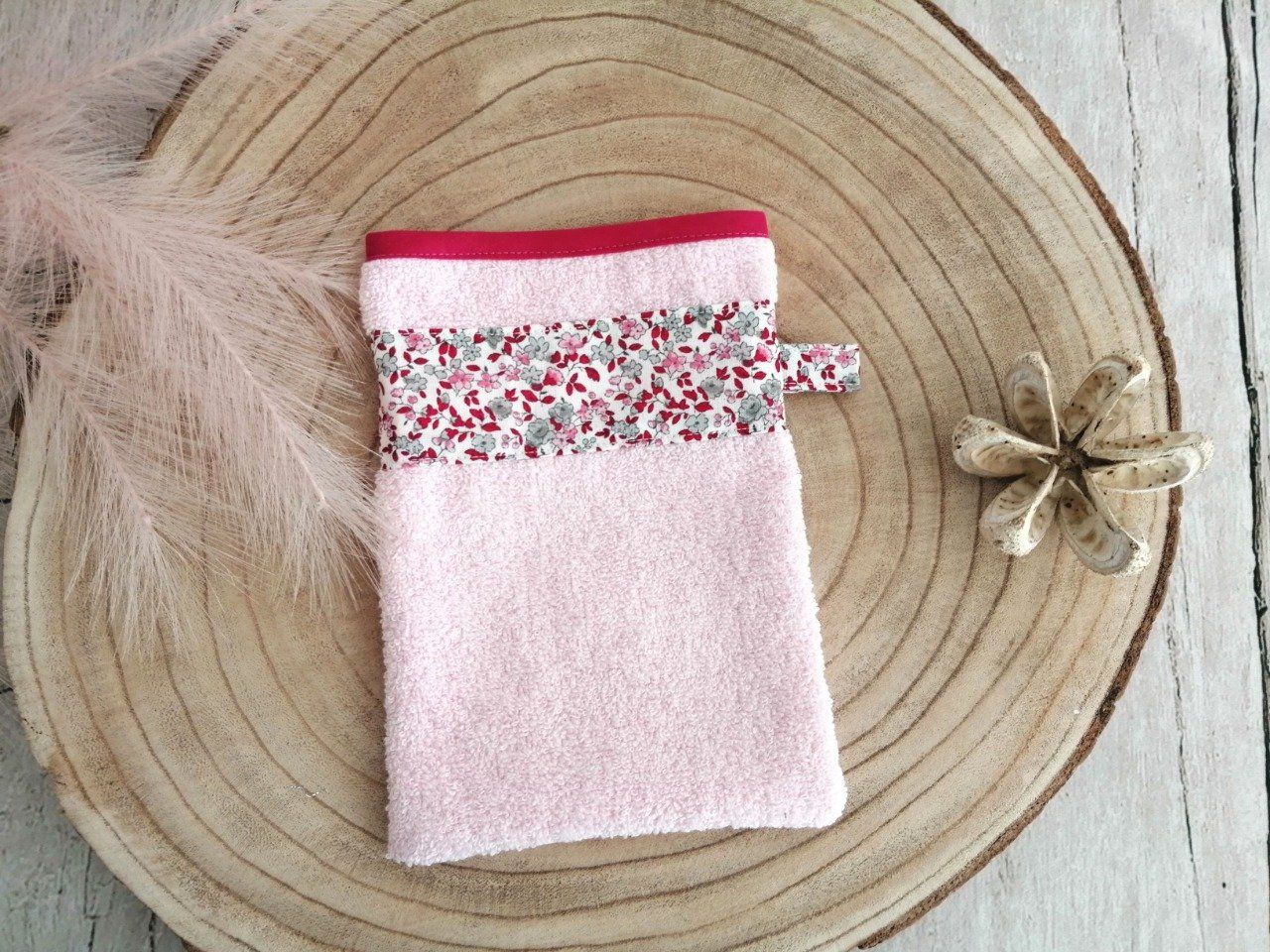Gant de toilette fleurs rouges/micro-éponge bambou rose