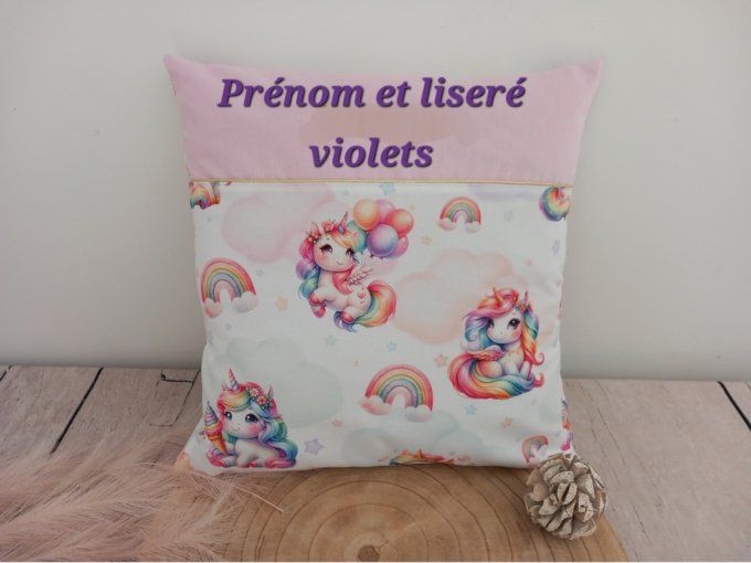 Coussin et housse personnalisée licorne / uni rose clair / prénom violet