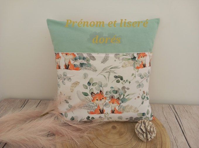 Coussin et housse personnalisée 40 x 40 cm renards eucalyptus / uni vert clair / prénom doré