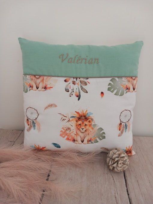 Coussin avec housse personnalisée 40 x 40 cm lion boho / uni vert clair