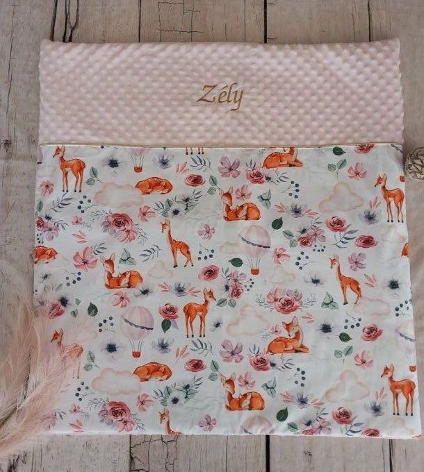 Couverture personnalisée bébé chevreuils / minky rose